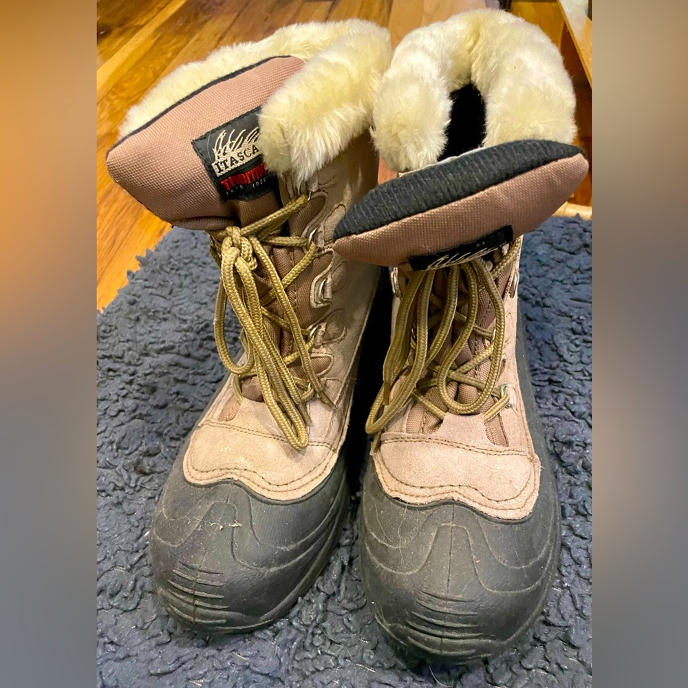 Itaska Thermo Lite “The Pines” Duck Boots stock # 658323 Women’s Sz 9